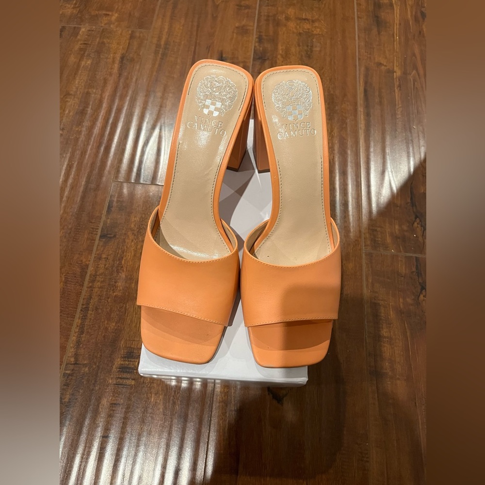 DAISANA SANDAL by Vince camuto 
Size 9 M